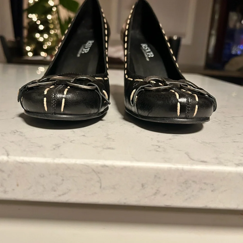 RSVP Collection Contrast Stitch Buckle hardware black leather pumps 8.5 classic - Picture 12 of 13